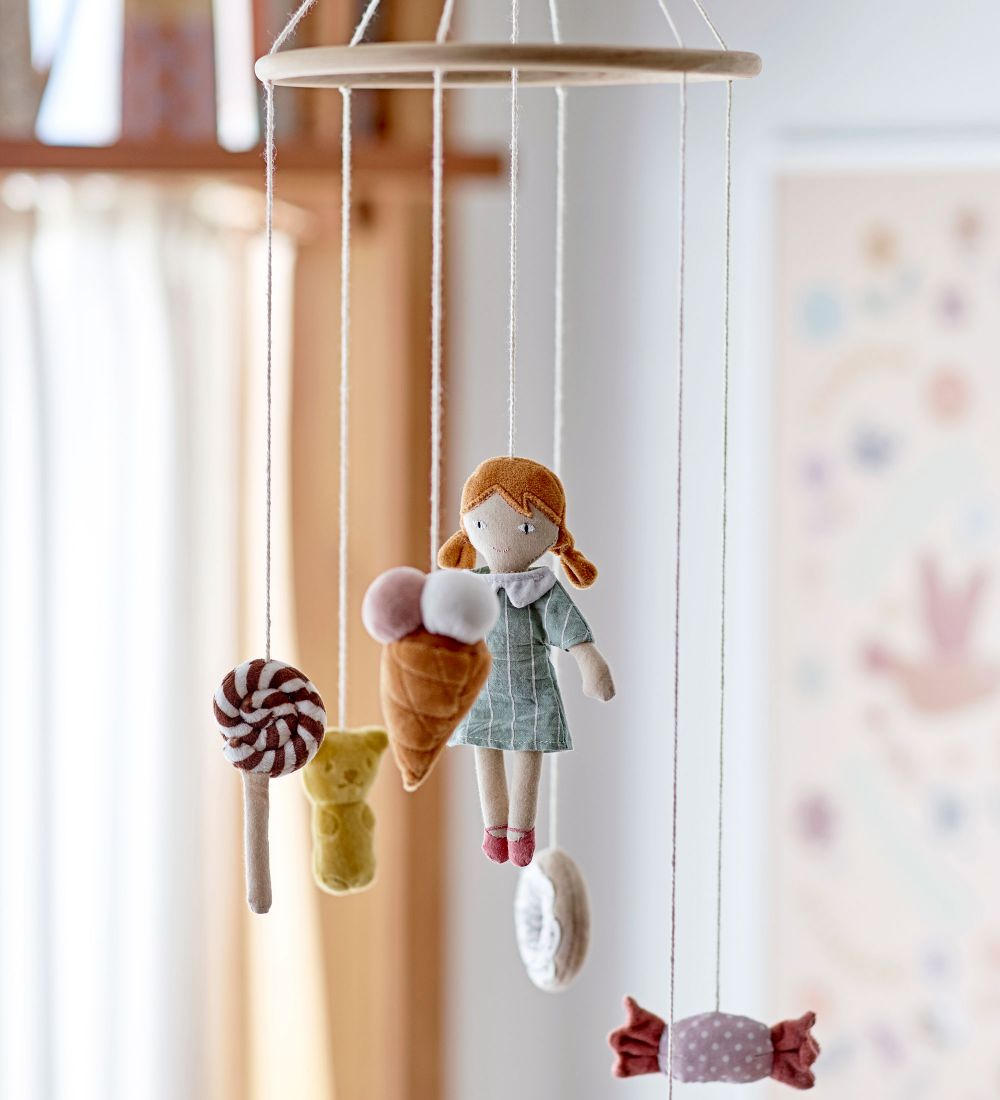 PAKABINAMA KARUSELĖ VIRŠ LOVOS KŪDIKIUI Bloomingville