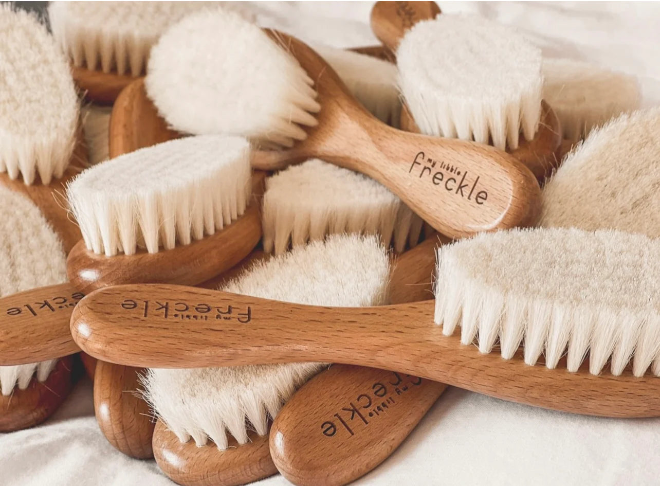 KŪDIKIO PIRMOS ŠUKOS IR ŠEPETYS