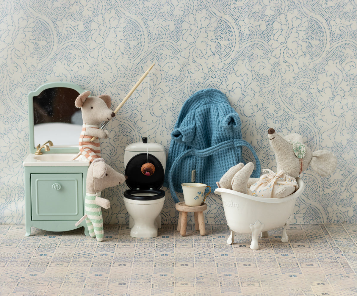 TOILET, MOUSE