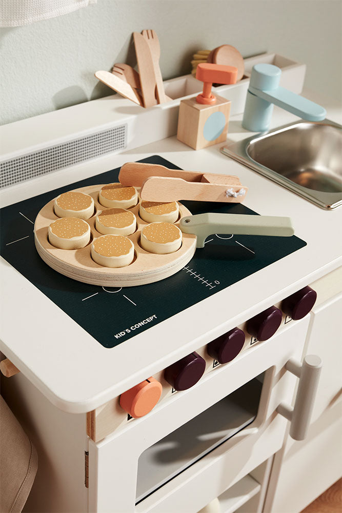 Play kitchen with dishwasher
