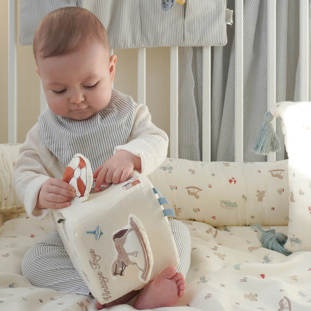 VEIKLOS KUBAS – VINTAGE TOYS