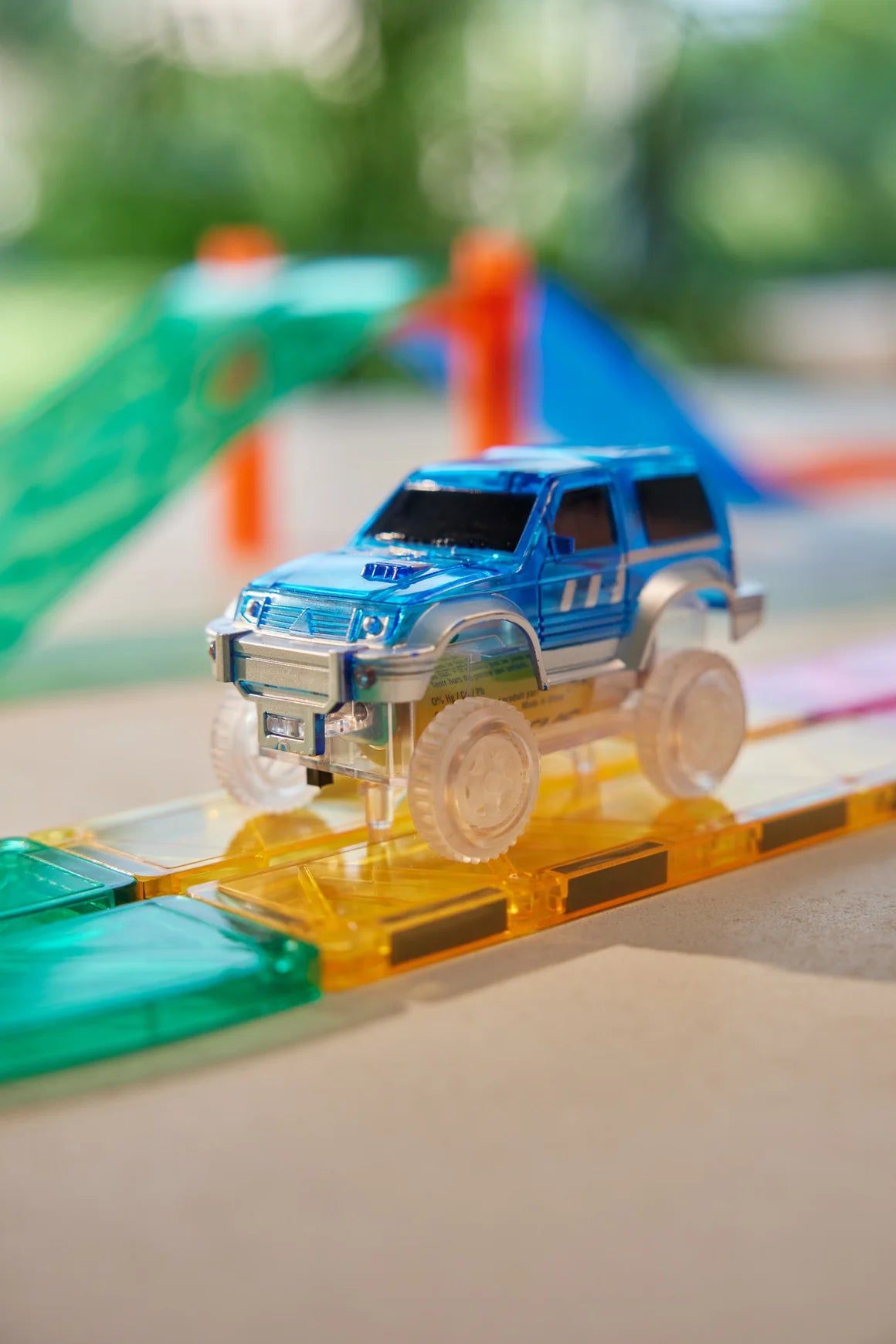 MĖLYNAS AUTOMOBILIS LENKTYNIŲ TRASAI