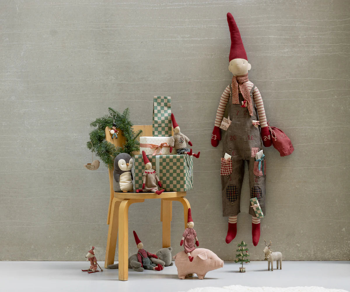 PIXY BERNIUKAS SU RAUDONAIS MARŠKINIAIS, DYDIS 2