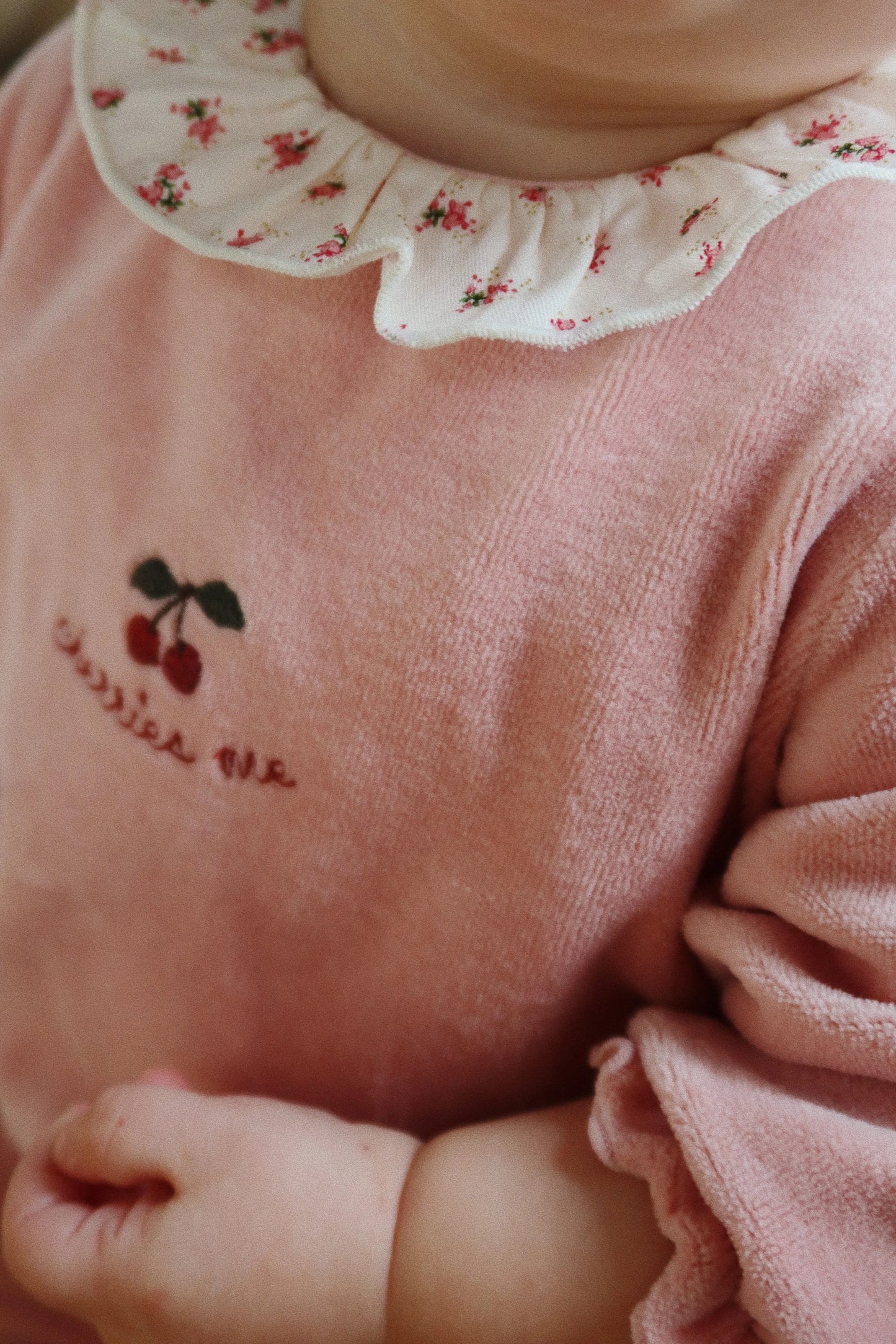 MIFFA FRILL ONESIE GOTS - MELLOW ROSE