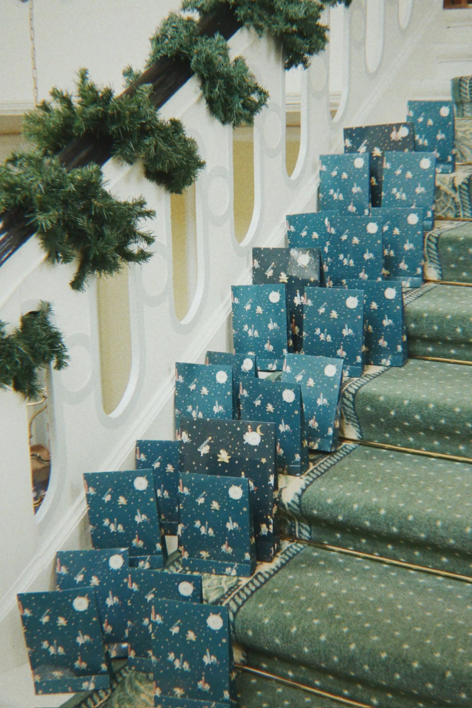 CHRISTMAS CALENDAR WITH 24 GIFTS - BLUE