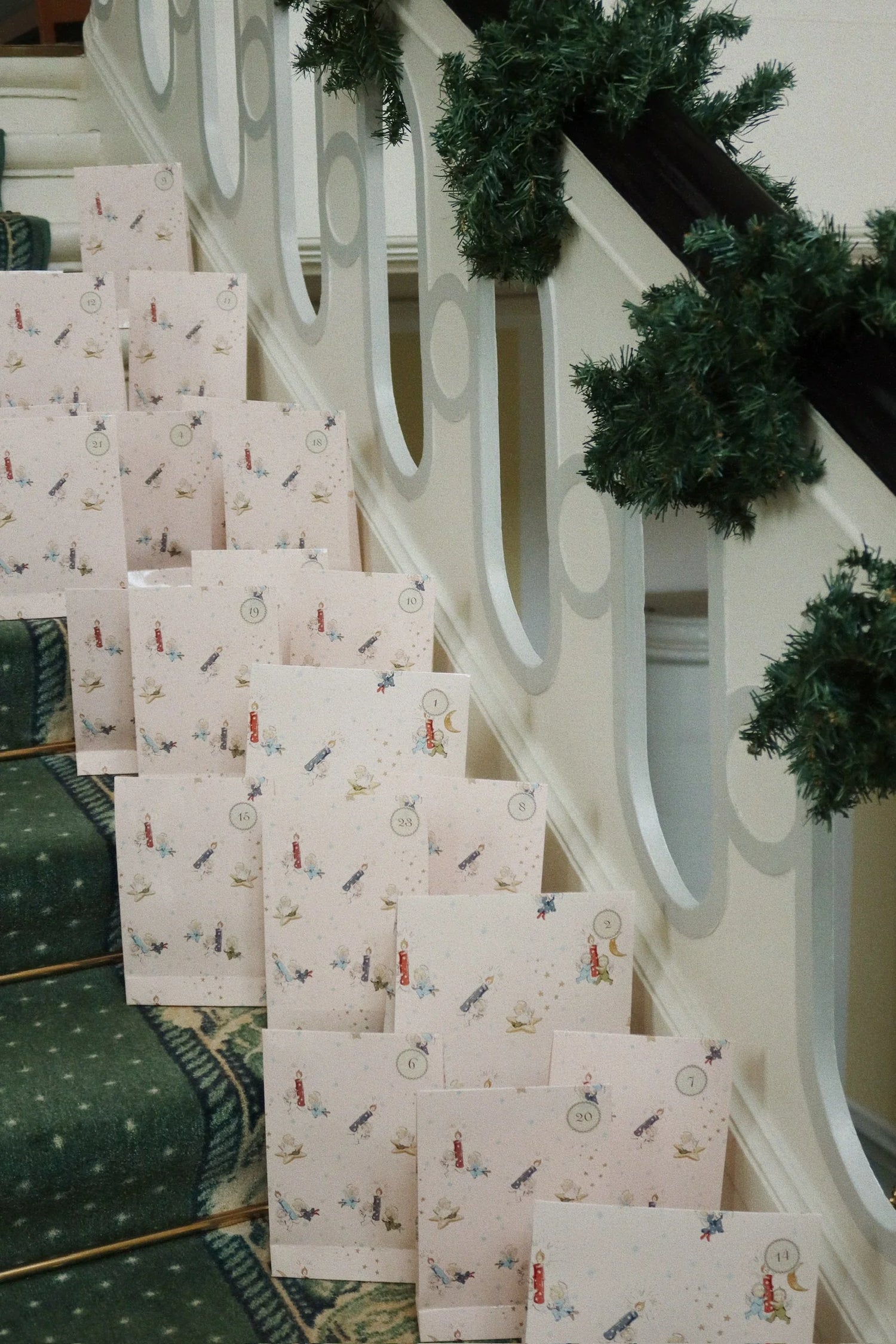 CHRISTMAS CALENDAR WITH 24 GIFTS - BEIGE