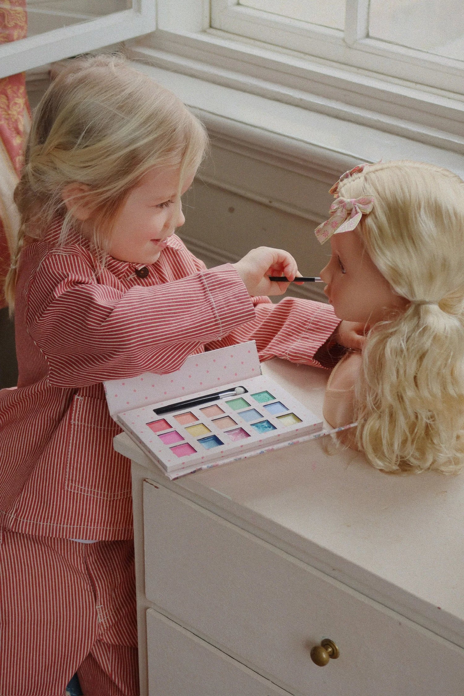 LILI MAKIAŽO SALONAS