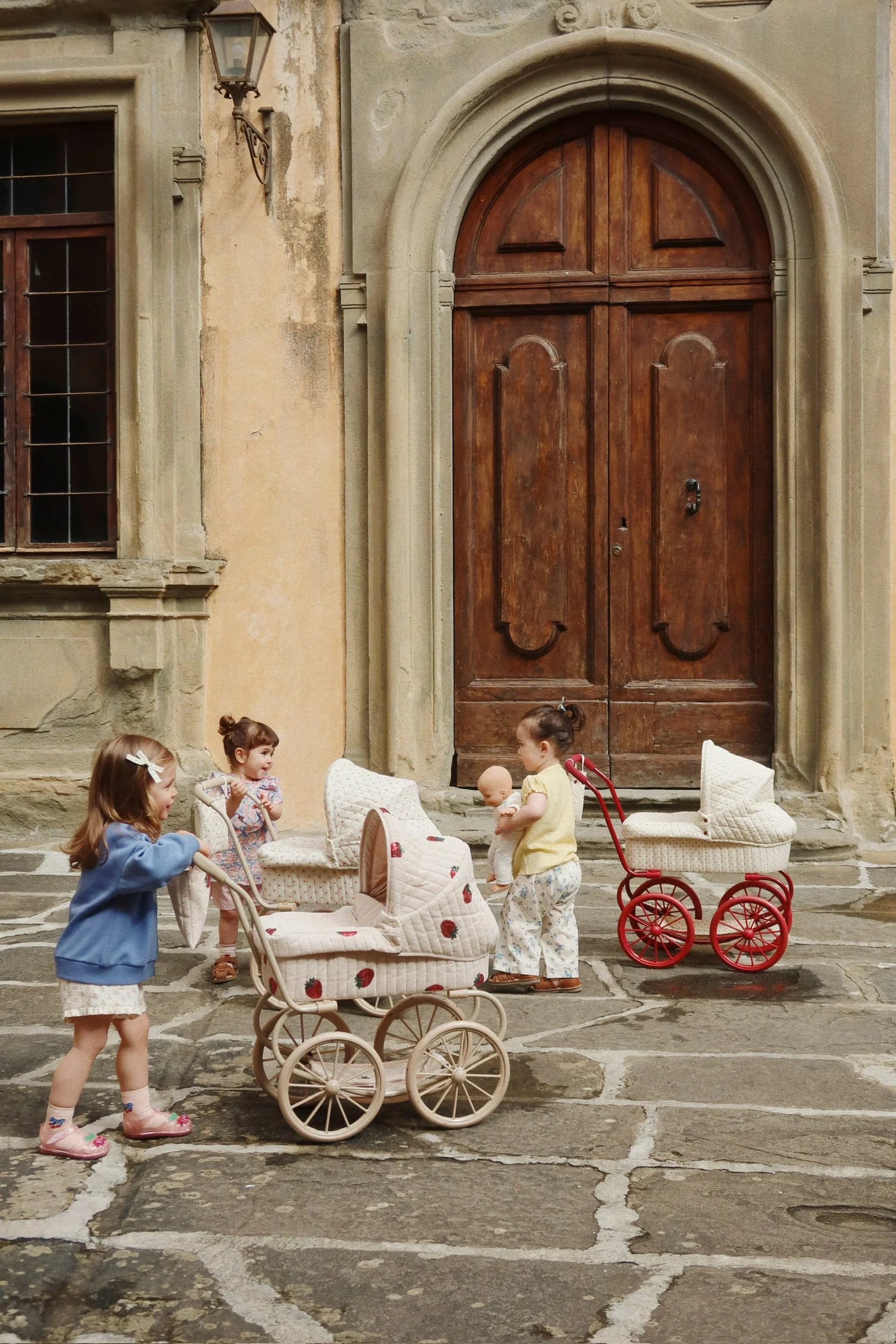 LĖLĖS VEŽIMĖLIS - MINNIE TULLE STRAWBERRY