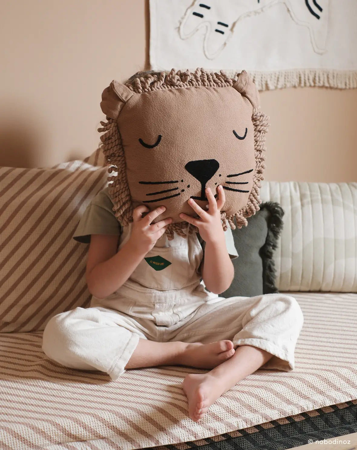 SIUVINĖTA PAGALVĖLĖ - LION